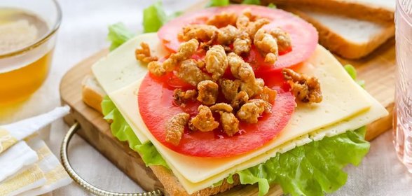 Топленый жир и шкварки из куриной кожи