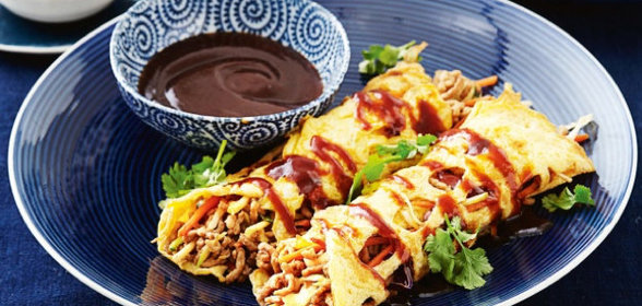 Спринг-ролл из омлета со свининой и овощами