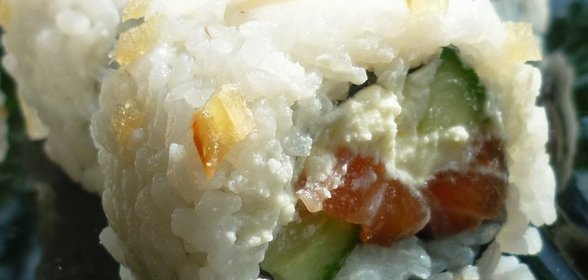 Суши с филадельфией,семгой,свежим огурцом и стружкой путассу