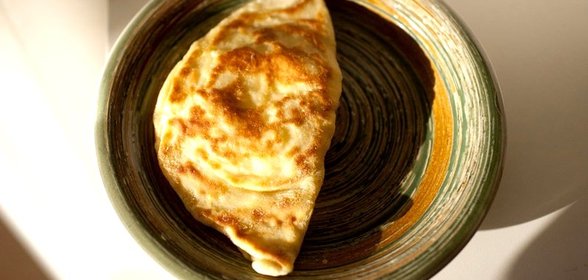 Сырная лепешка с базиликом