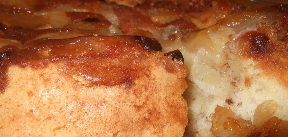 Шарлотка из яблок и изюма