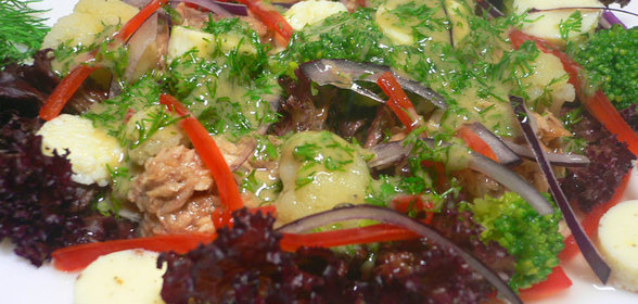 Салат с тунцом, брокколи и омлетом