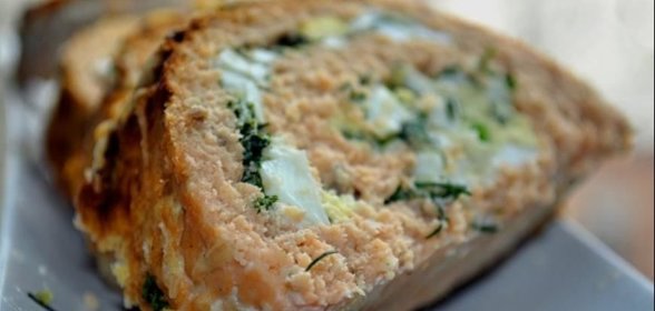 Лососевый рулет с яйцом и зеленью