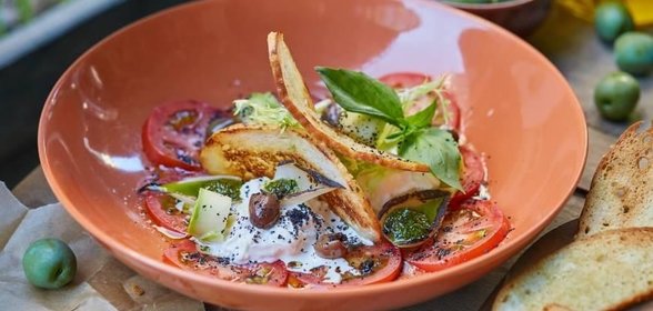 Страчателла с помидорами и соусом Песто