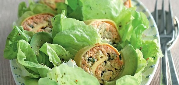 Зеленый салат с рулетиками из рыбы и яиц