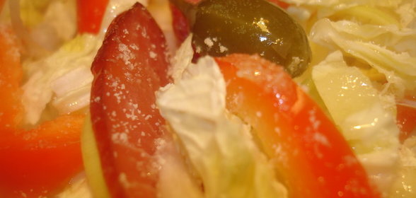 Салат из пекинской капусты с сыровяленым мясом