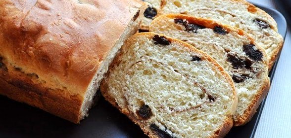 Домашний хлеб с изюмом и корицей
