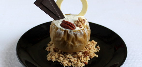 Печеное яблоко с голубым сыром и крамблом из ореха пекан