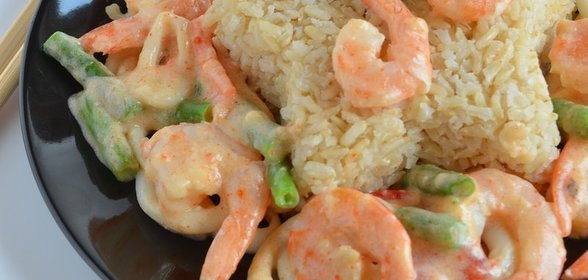 Коричневый рис с морепродуктами в тайском стиле