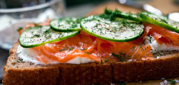 Сэндвич с копченым лососем, огурцом и козьим сыром