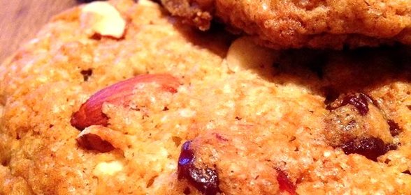Миндальное печенье с сушеной вишней