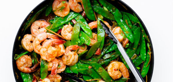 Креветки с молодыми стручками гороха и имбирем