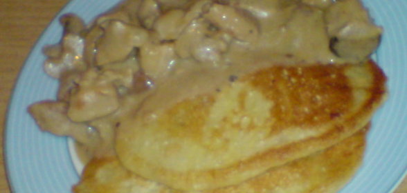 Картофельные оладьи на дрожжевом тесте с пикантной подливкой ...или просто со сметанкой