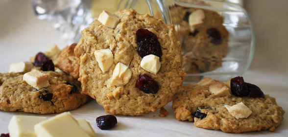 Фисташковое печенье с белым шоколадом и сушеной клюквой