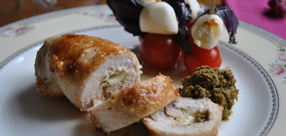 Рулетики из индейки с моцареллой и песто