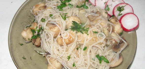 Рисовая вермишель с курицей и грибами