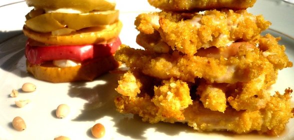 Куриная грудка карри под соусом, с гарниром из печеных яблок,козьего сыра и кедровых орешков