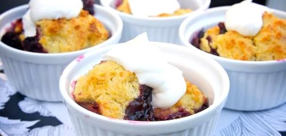 Ягодный коблер с персиками