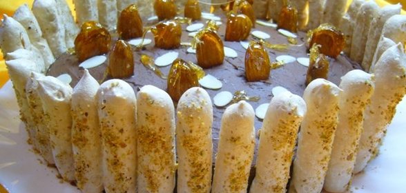 Миндальный торт с шоколадным муссом, безе и карамелью