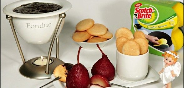 Пряное шоколадное фондю с винными грушами и миндальным печеньем Дакуаз