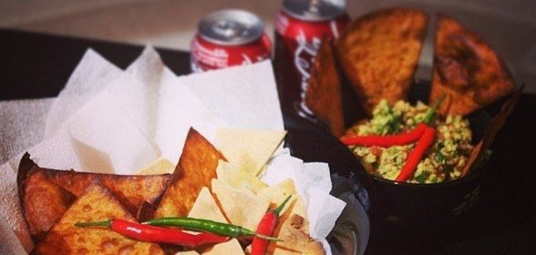 Соус Гуакамоле и чипсы Начос