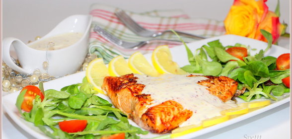 Горячее филе лосося с холодным сливочно-горчичным соусом
