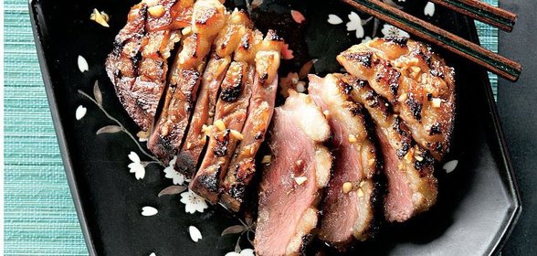 Утка, замаринованная в меде с соевым соусом и кардамоном