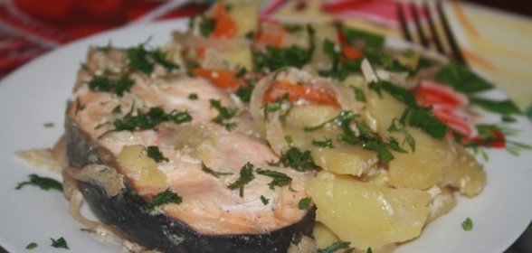 Лосось с овощами в горшочке
