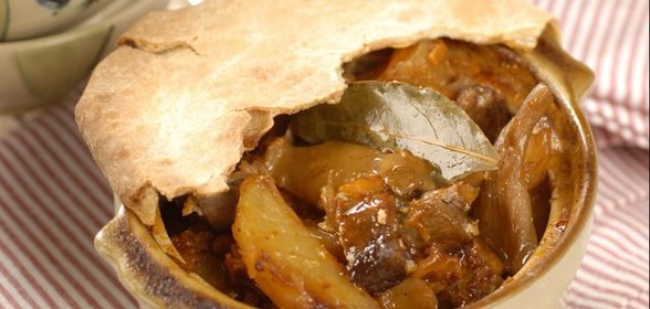 Жаркое с мясом и грибами в горшочках