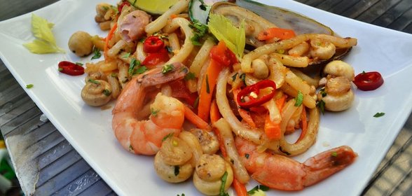 Лапша удон с морепродуктами по-тайски