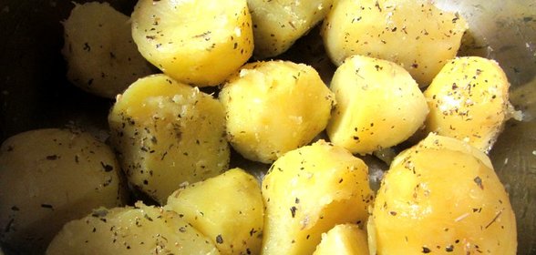 Вареный молодой картофель с петрушкой и оливковым маслом