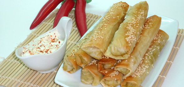 Сигариллы из теста Фило с мясным фаршем и сливочным соусом из голубого сыра