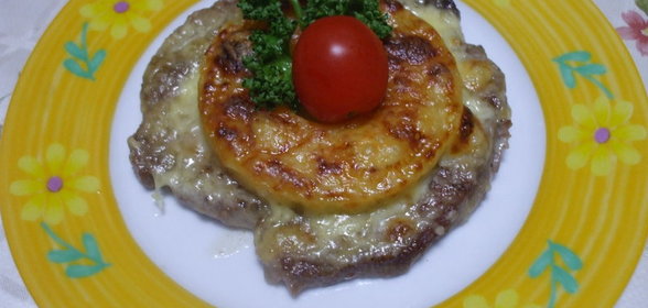 Свинина, запеченная с ананасами и сыром