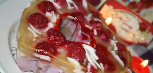 Пирожное-валентинка с бисвитом, йогуртом и малиной