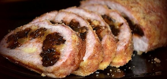 Мясной рулет с черносливом и орехами