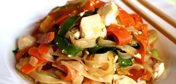 Рисовая лапша с тофу и овощами