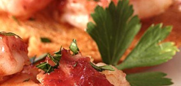 Креветки на гриле в беконе с соусом барбекю