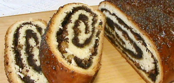 Рулет из дрожжевого теста, с маком и изюмом