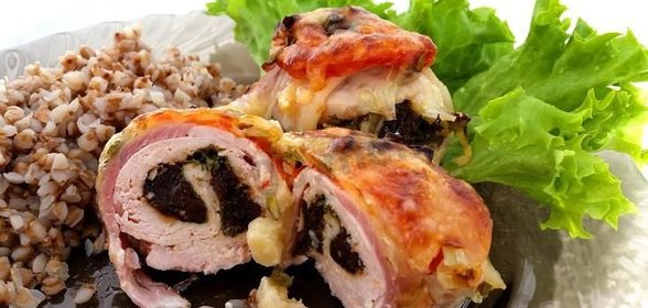 Рулеты из куриного филе с зеленью и черносливом