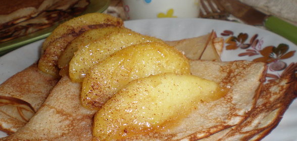 Блинчики на яблочном соке с карамельными яблоками