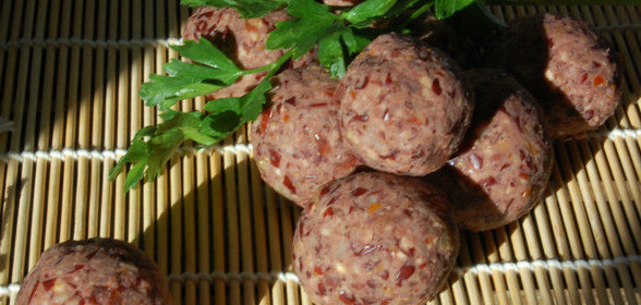 Шарики из фасоли с кизилом