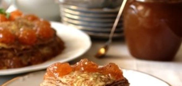 Блинный пирог,запеченый с яблоками и сметаной