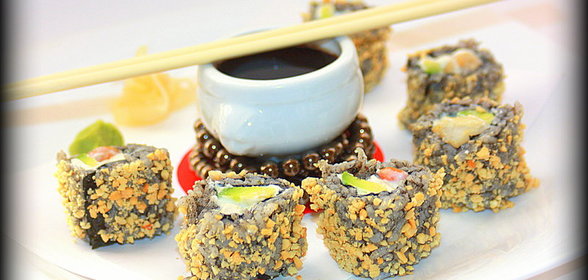 Роллы Черная жемчужина с гребешком и чернилами каракатицы. Япония