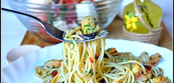 Спагетти с морепродуктами и вялеными томатами