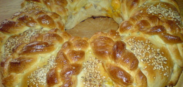 Закусочный венок-рулет с жареным луком,ветчиной и сыром