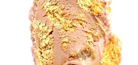 Мороженое с молочным шоколадом, коньячным изюмом и печеньем Biscoff