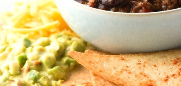 Закуска из черной фасоли, томатов и авокадо