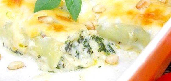 Каннеллони со шпинатом и сыром под соусом бешамель