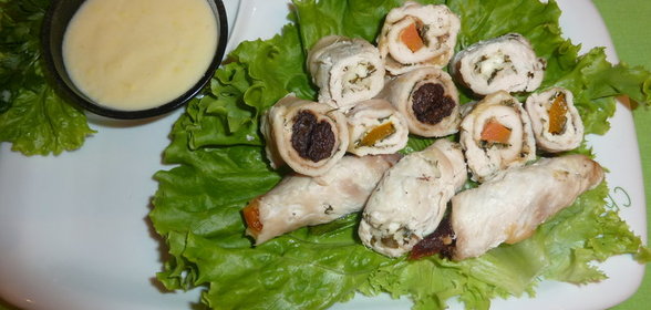 Асорти из куриных рулетиков, приготовленные на пару со сливочно-лимонным соусом(Еще один вариант)