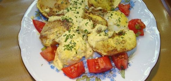Картофель и яйца, запеченные под соусом карри